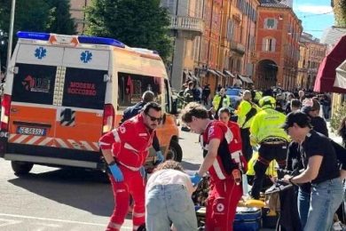 Auto sui pedoni a Modena, due pazienti molto gravi. Mattarella e Meloni dai feriti