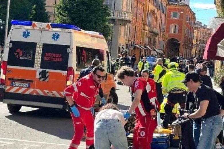 Auto sui pedoni a Modena, due pazienti molto gravi. Mattarella e Meloni dai feriti