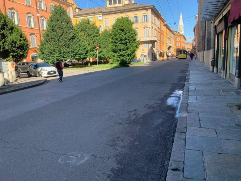 Auto sulla folla a Modena, l’avvocato del 31enne: “Confuso e frastornato, non ha risposto alle domande”
