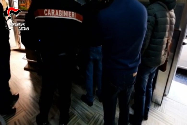 Bisca clandestina in circolo privato nel Catanese, scattano denunce e sanzioni