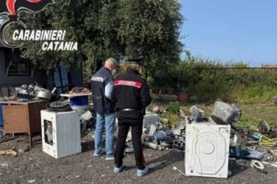 Scoperta una discarica abusiva nel Catanese, c’è la denuncia: l’area sotto sequestro