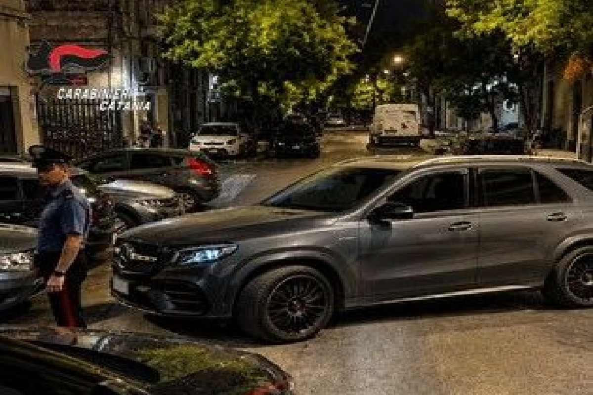 Catania, ruba suv in centro e non si ferma all’alt: scatta l’inseguimento in piena notte. Denunciato 16enne