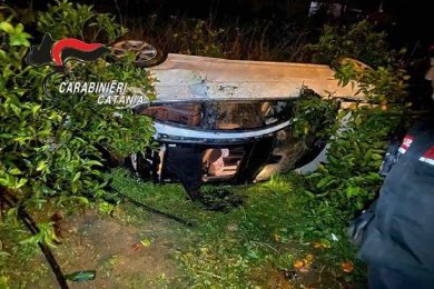Randazzo, ha un incidente in auto ma è sotto effetto di stupefacenti: denunciato