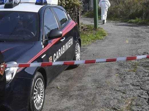 Esplosione davanti casa del cronista Cappellari, in una lettera minacce e riferimenti a don Patriciello e Meloni