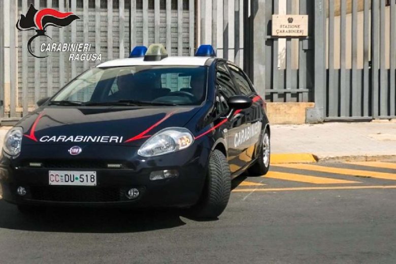 In sella allo scooter con coltelli e droga, denunciati due minori a Pozzallo