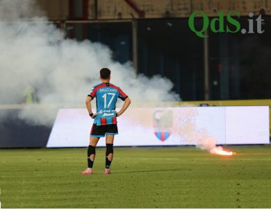 Bombe carta in campo durante Catania-Ascoli, arrestati due ultras