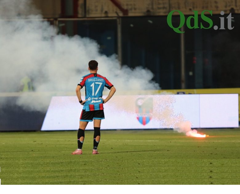 Bombe carta in campo durante Catania-Ascoli, arrestati due ultras