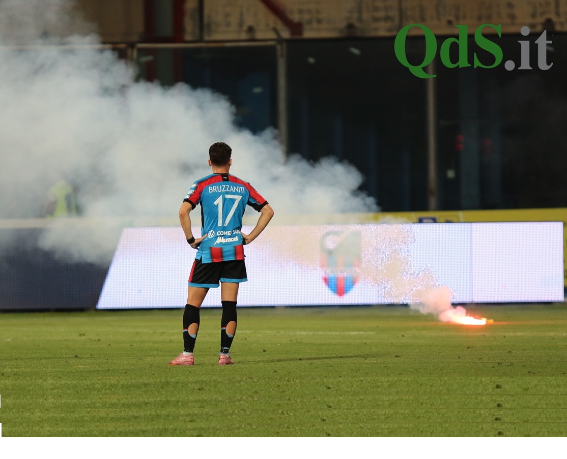 Bombe carta in campo durante Catania-Ascoli, arrestati due ultras Bombe carta in campo durante Catania-Ascoli, arrestati due ultras