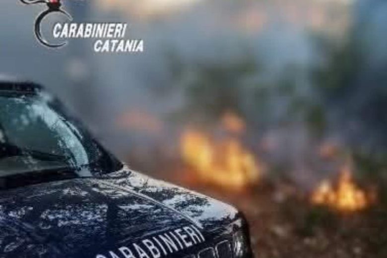 Fumo nero nel Catanese, l’intervento dei carabinieri e la scoperta di un rogo illecito sui rifiuti