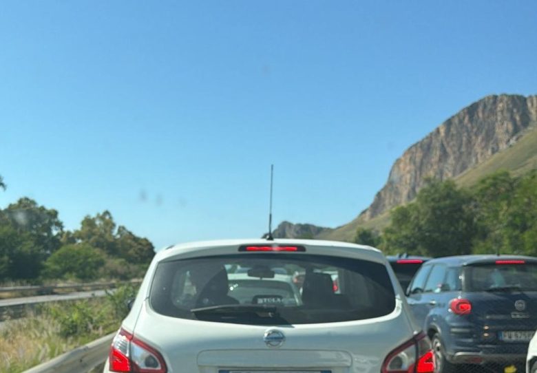 Auto in fiamme sulla A29, traffico in tilt all’altezza di Terrasini