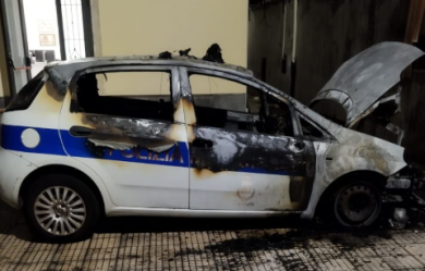 Santa Venerina, incendiata un’auto della polizia municipale nella notte