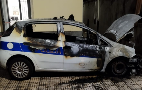 Santa Venerina, incendiata un’auto della polizia municipale nella notte