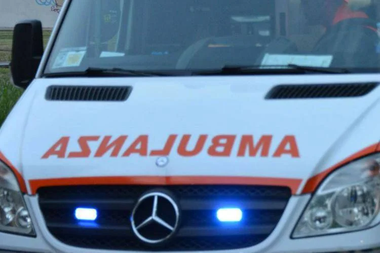 Tragedia sul raccordo, scende per aiutare automobilista e viene travolto: morto 35enne