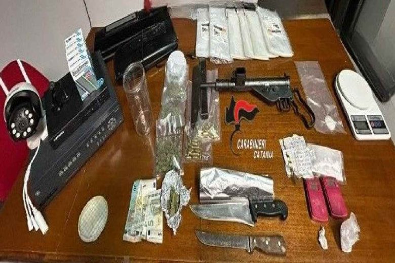 Catania: in casa con mitragliatore, bomba e droga. Arrestata coppia