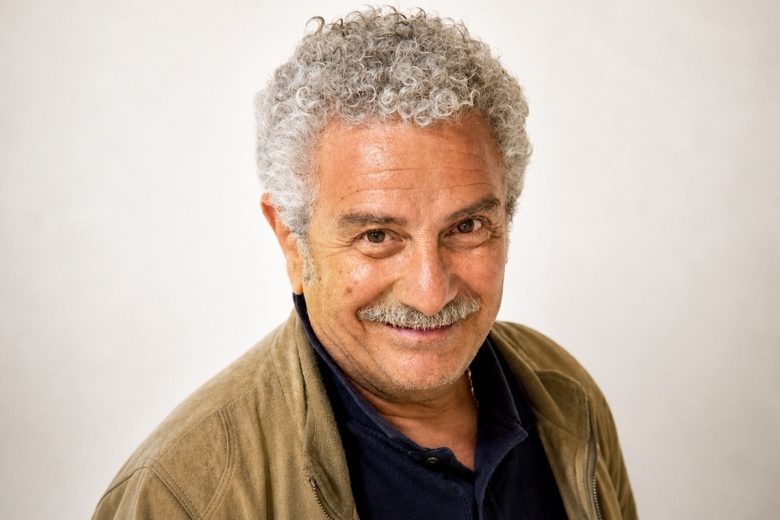 All’Abc Enrico Guarneri tra ironia e profondità con “Quaranta… Ma non li dimostra”