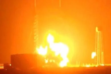 VIDEO | Blue Origin, il razzo esplode nel test sulla piattaforma di lancio