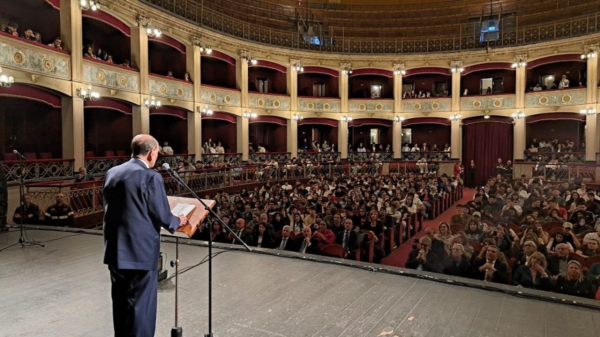 Tre giornate di donazione del sangue, Schifani incontra studenti a Palermo: “Gesto di solidarietà” Tre giornate di donazione del sangue, Schifani incontra studenti a Palermo: “Gesto di solidarietà”