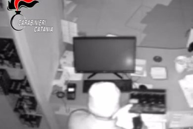 Il furto con spaccata in farmacia in via Barriera del Bosco, scatta la denuncia per due uomini