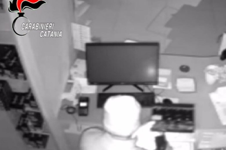 Il furto con spaccata in farmacia in via Barriera del Bosco, scatta la denuncia per due uomini