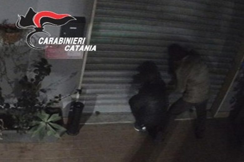 VIDEO | La spaccata con la monovolume e il furto in farmacia, le immagini del “colpo” a Sant’Agata Li Battiati