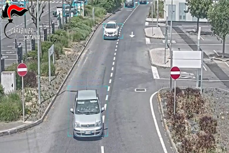 VIDEO | Il furto della Fiat 500 al parcheggio e l’inseguimento: 3 arresti a Catania