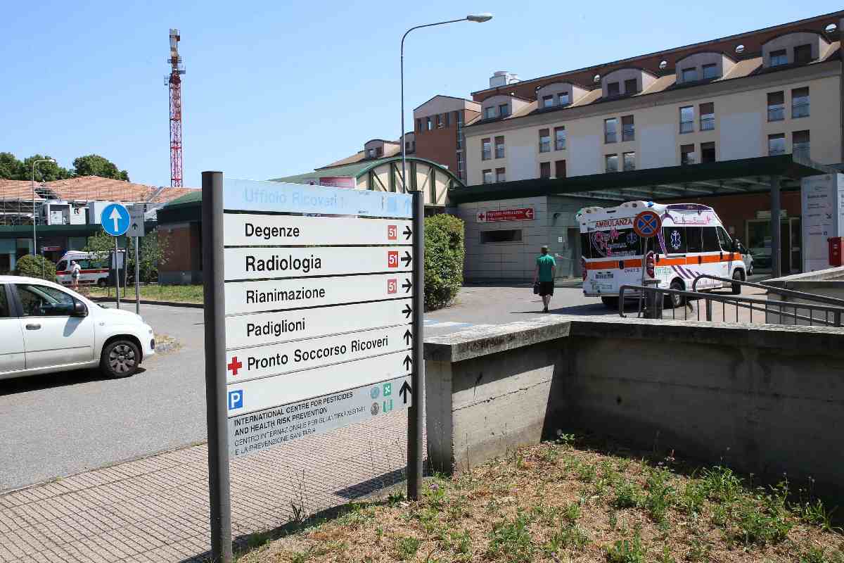 Ebola, accertamenti su due persone rientrate dall’Uganda. Trasferite al Sacco di Milano Ebola, accertamenti su due persone rientrate dall’Uganda. Trasferite al Sacco di Milano