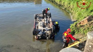 Minivan con nove persone si ribalta e finisce in un canale: 3 persone muoiono tragicamente
