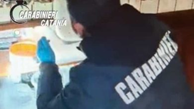 Droga nascosta in cucina e nel frigorifero: 20enne denunciato dai carabinieri