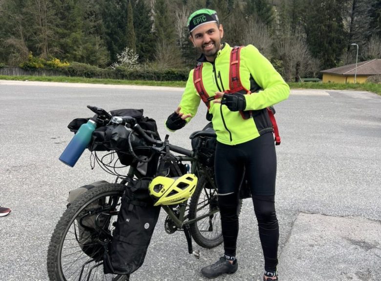 Era un carabiniere forestale, poi ha mollato tutto per riscoprire sé stesso in bici: la storia di Giovanni