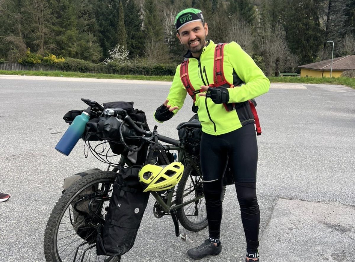 Era un carabiniere forestale, poi ha mollato tutto per riscoprire sé stesso in bici: la storia di Giovanni