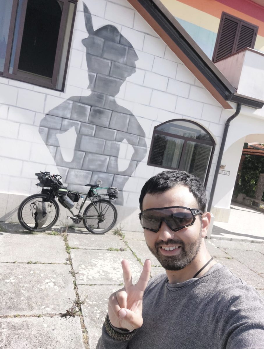 Era un carabiniere forestale, poi ha mollato tutto per riscoprire sé stesso in bici: la storia di Giovanni