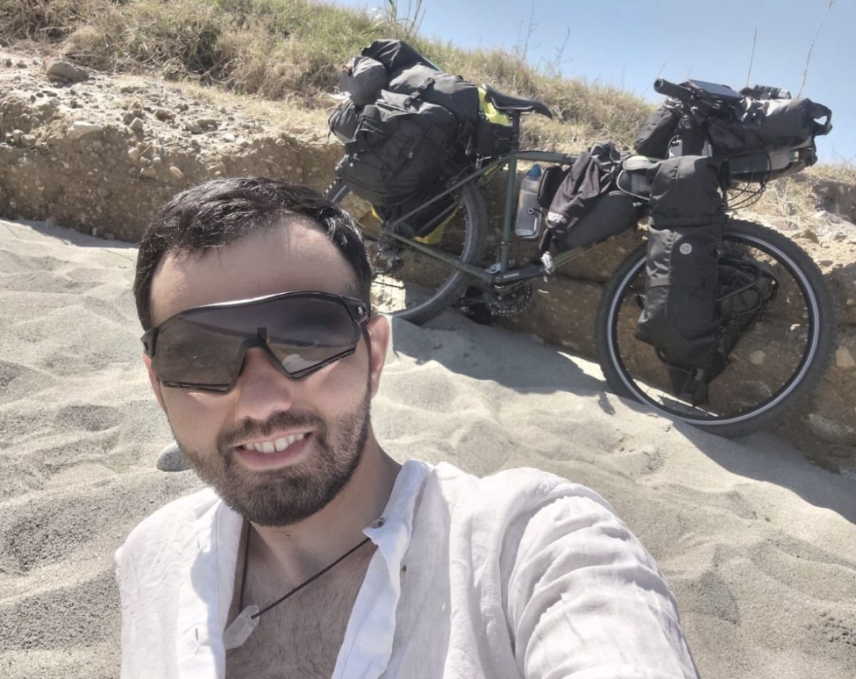 Era un carabiniere forestale, poi ha mollato tutto per riscoprire sé stesso in bici: la storia di Giovanni