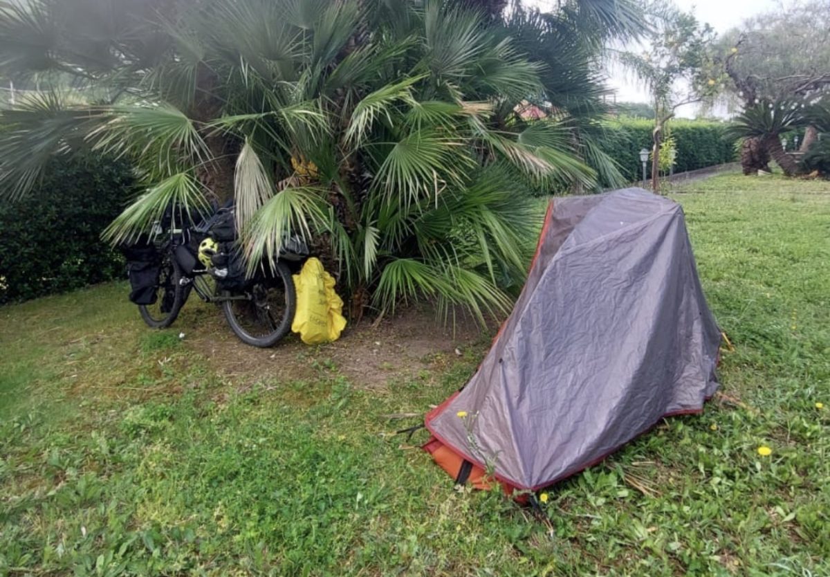 Era un carabiniere forestale, poi ha mollato tutto per riscoprire sé stesso in bici: la storia di Giovanni