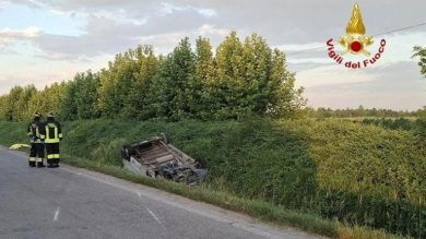 Furgone li travolge mentre vanno a lavoro in bici: morti due 25enni