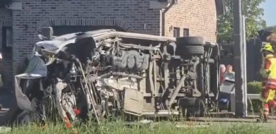 VIDEO – Belgio, scuolabus attraversa passaggio a livello e viene travolto da un treno. Quattro le vittime