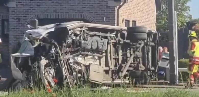 VIDEO – Belgio, scuolabus attraversa passaggio a livello e viene travolto da un treno. Quattro le vittime