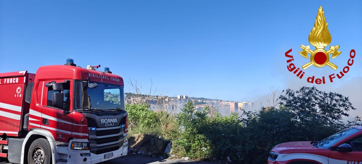 FOTO | Fiamme a Catania: vasto incendio nell’area degli Orti della Susanna