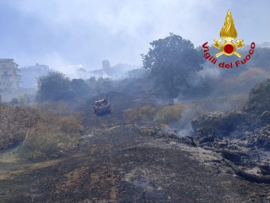 FOTO | Fiamme a Catania: vasto incendio nell’area degli Orti della Susanna