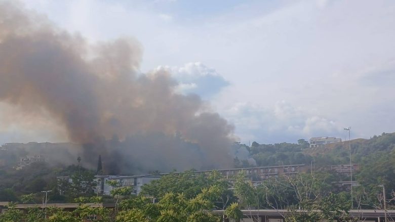 Vasto incendio in corso alla Timpa Leucatia a Catania, ferito vigile del fuoco