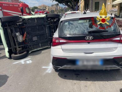 Paura a Catania: auto esce di strada e si ribalta, ragazza liberata dalle lamiere