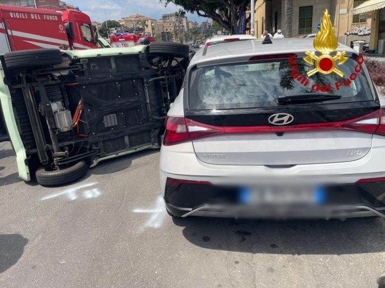 Paura a Catania: auto esce di strada e si ribalta, ragazza liberata dalle lamiere