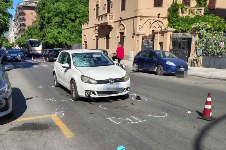 Incidente a Palermo, investita da auto mentre attraversa la strada con il suo cagnolino: morta una donna