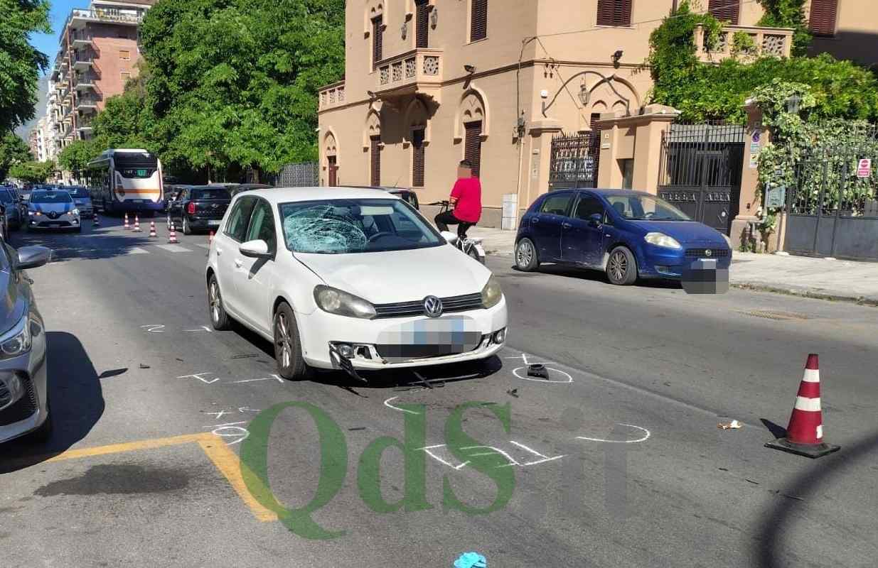 Incidente a Palermo, investita da auto mentre attraversa la strada con il suo cagnolino: morta una donna