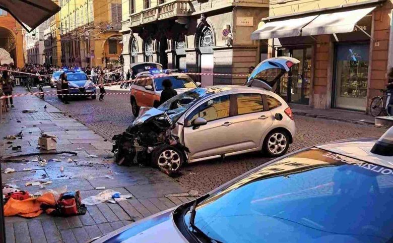 Auto sui pedoni a Modena, i testimoni: “Ho visto persone catapultate in aria”