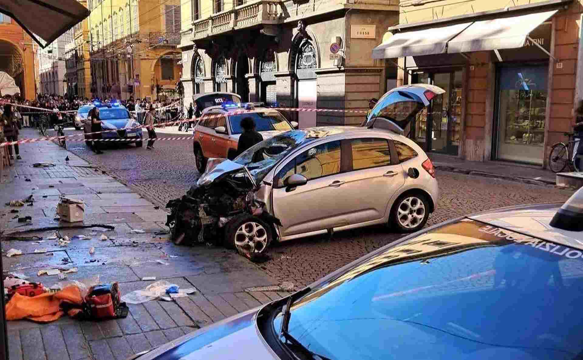 Auto sui pedoni a Modena, i testimoni: “Ho visto persone catapultate in aria”