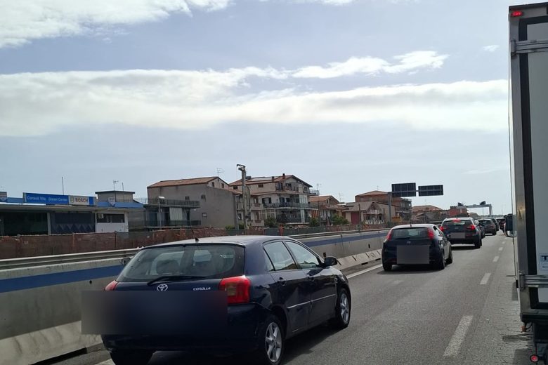 L’ennesimo incidente sulla Statale 121, traffico in tilt nel Catanese: ecco cosa è successo