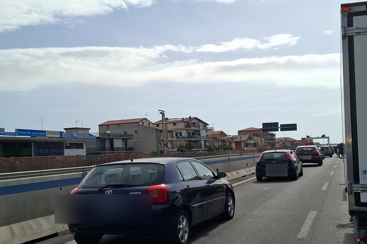 L’ennesimo incidente sulla Statale 121, traffico in tilt nel Catanese: ecco cosa è successo