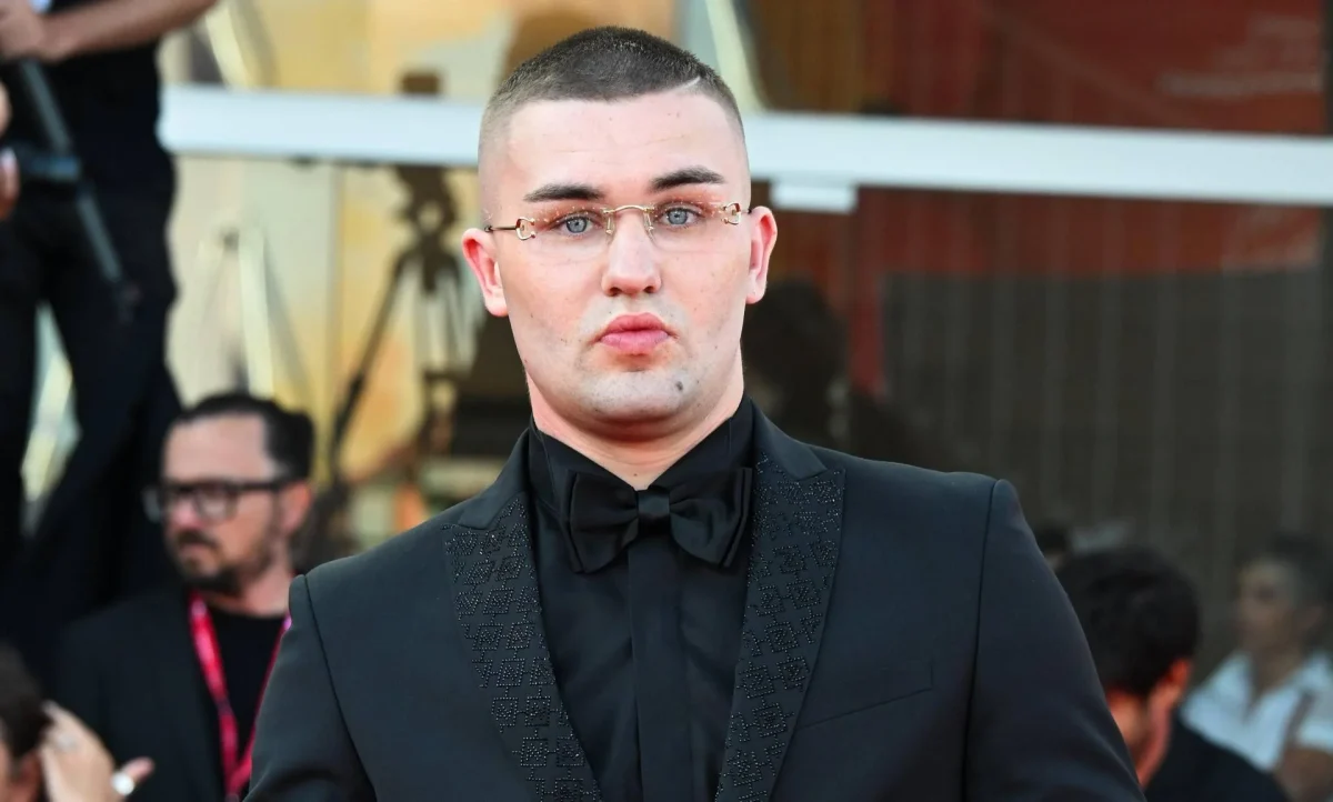 Danneggia auto insieme a degli amici, arrestato l’attore di “Mare Fuori” Artem Tkachuk Danneggia auto insieme a degli amici, arrestato l’attore di “Mare Fuori” Artem Tkachuk