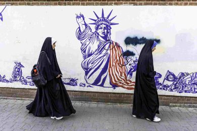 Guerra in Iran, accordo vicino ma Trump temporeggia: “Potrei firmare ma non ho fretta”