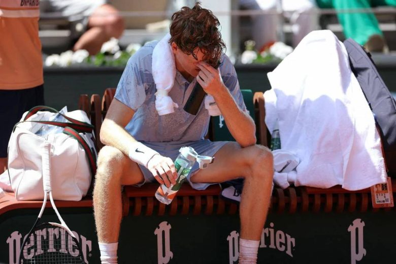Clamoroso al Roland Garros, Sinner ha un malore e poi crolla: Cerundolo vince al quinto set